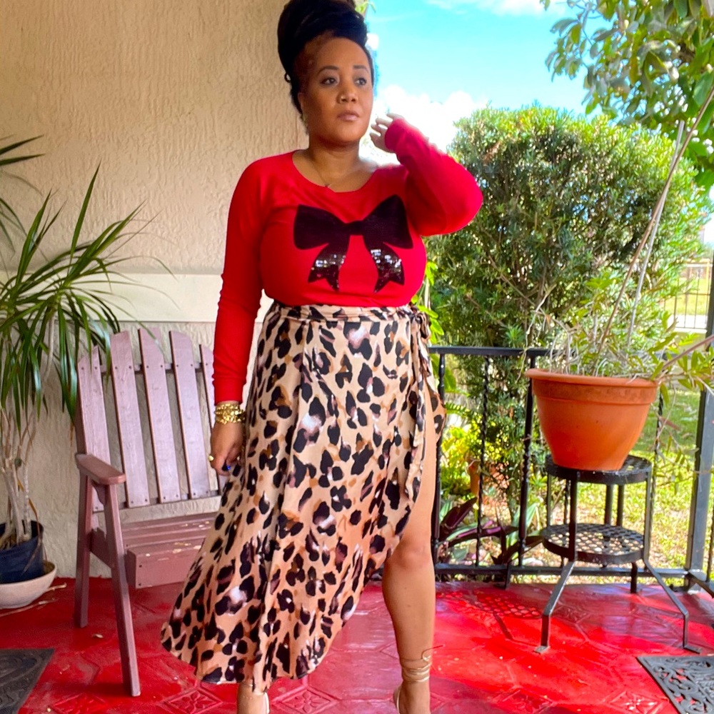 Red Sequin Bow Tie Print Sweater (Large)